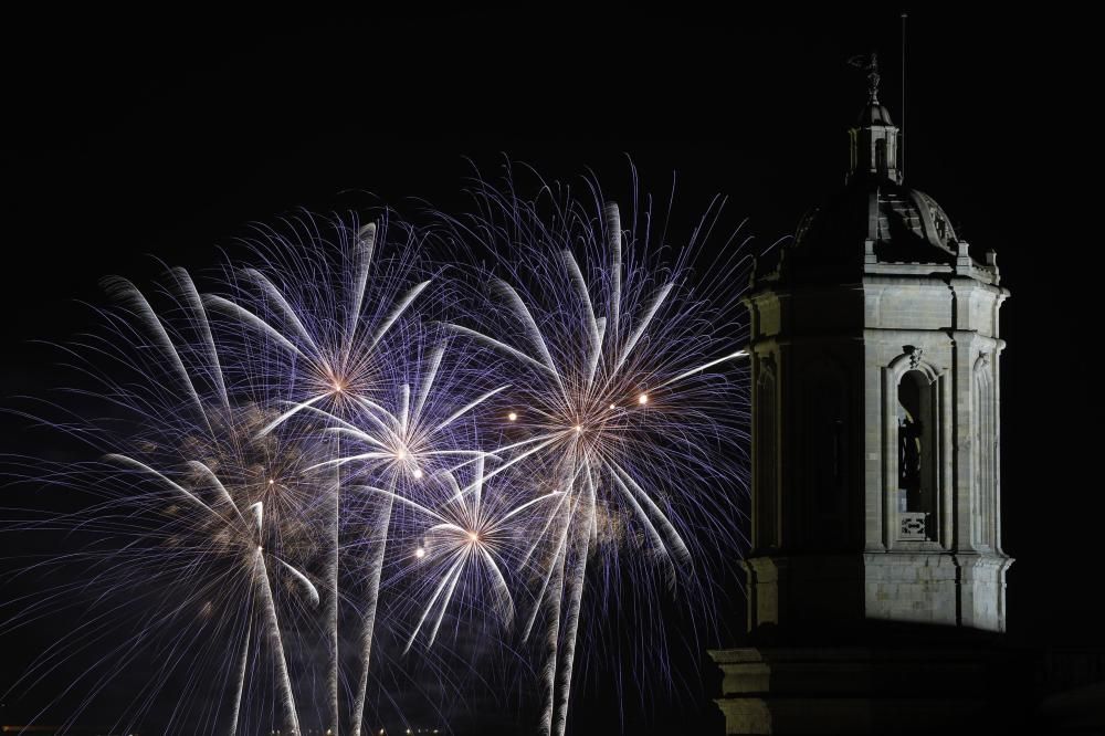 El castell de focs tanca 10 dies de Fires a Girona