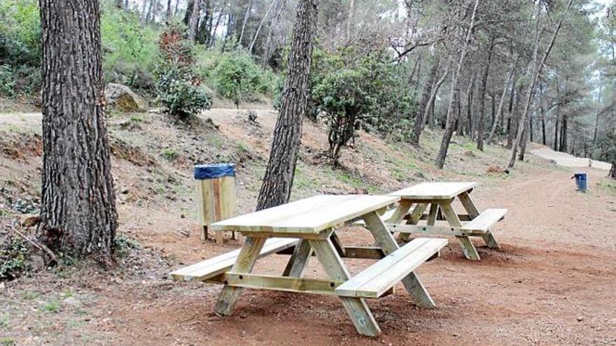Taules de pícnic al parc situat en l&#039;àmbit de Matamoros