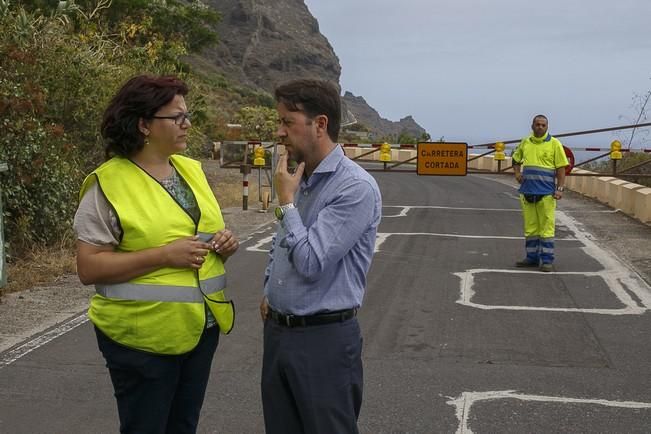 13/07/2016 Visita del presidente del Cabildo de Tenerife Carlos Alonso  junto a Técnicos para ver in situ el estado del derrumbe del talúd de la carretera que lleva a la Punta de Teno.José Luis González