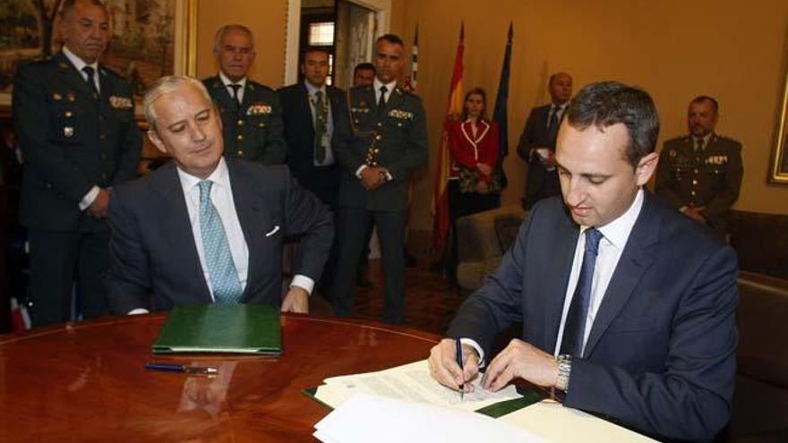 El director general de la Guardia Civil, Arsenio Fernández de Mesa (i), y el presidente de la Diputación Provincial de Alicante, César Sánchez, durante la firma del convenio para la rehabilitacion de casernas en la provincia de Alicante