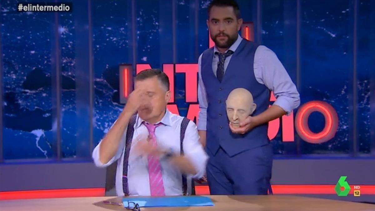 Dani Mateo, junto al Gran Wyoming, con la cabeza del muñeco de Franco en la mano