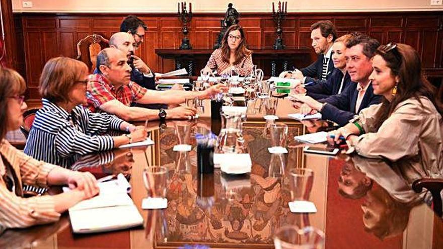 Inés Rey, en el centro, al frente de la primera Junta de Gobierno Local, ayer con los ediles socialistas.