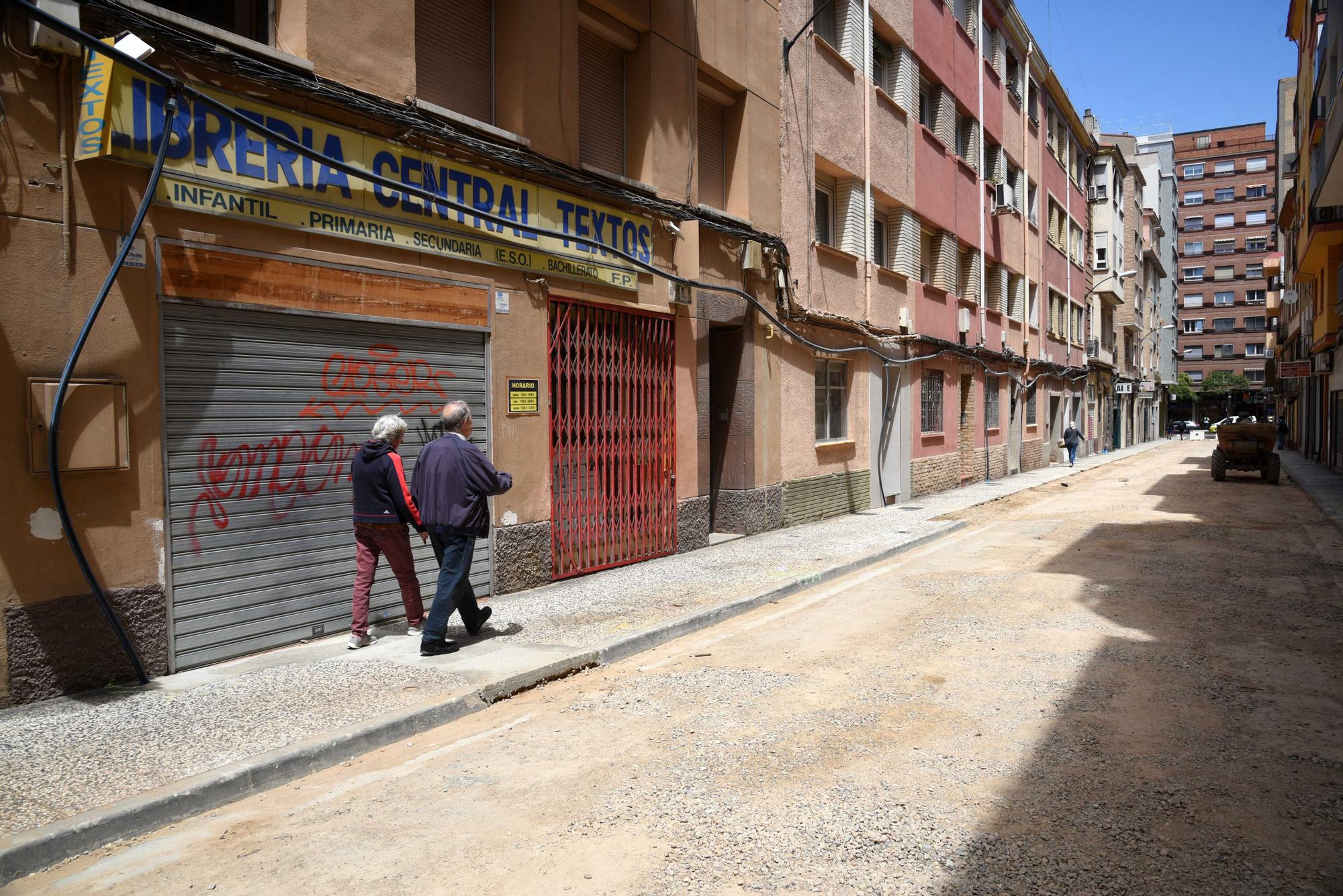 En imágenes | La calle Concepción Arenal, con las zanjas tapadas a la espera de la prometida reforma integral