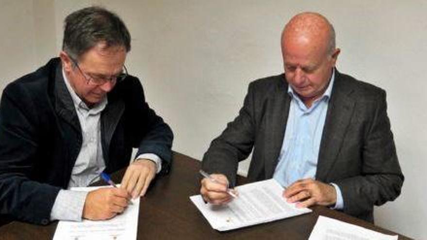 Josep Marí Ribas y Pep Tur firman el convenio.