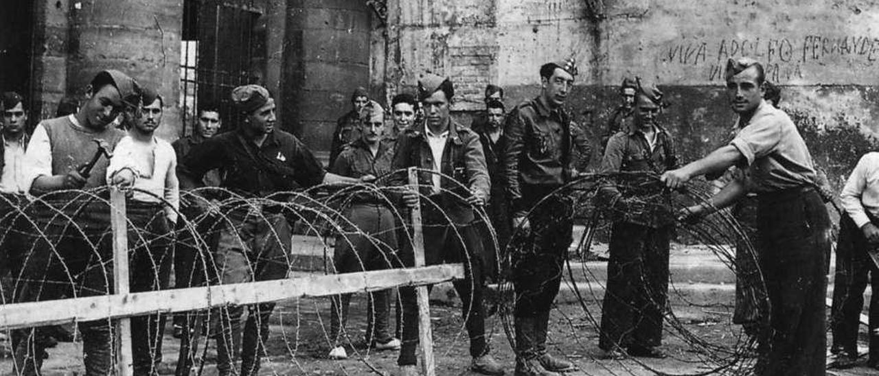 Un grupo de soldados monta una barricada para defender el convento de los dominicos, durante los primeros días de la Guerra Civil.