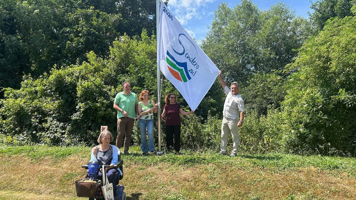 Por la izquierda, Zoila García, Alejandro Vega, Lorena Villar, Emilia de Agustín y José Palacios, en el izado de la bandera