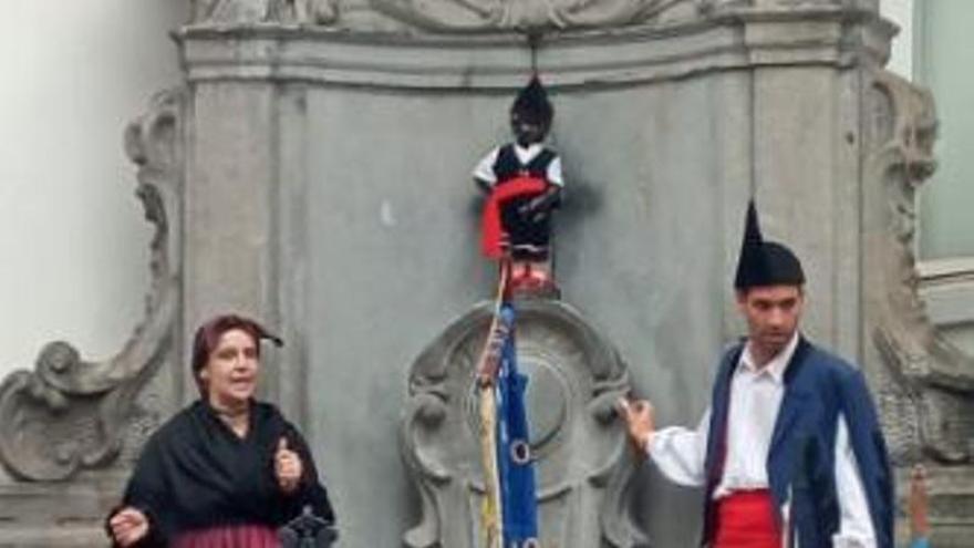 El Manneken Pis celebra la asturianía mexando sidra en Bruselas