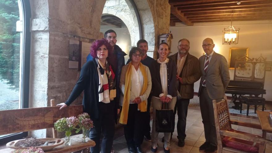 María Sanhuesa, coordinadora de las jornadas, junto a los expertos de la Universidad de Oviedo Juan Sevilla, Margarita Fernández, Daniel Herrera, María Álvarez, José Alba y José Ignacio Bosch, director del parador de Cangas. | J. Q.