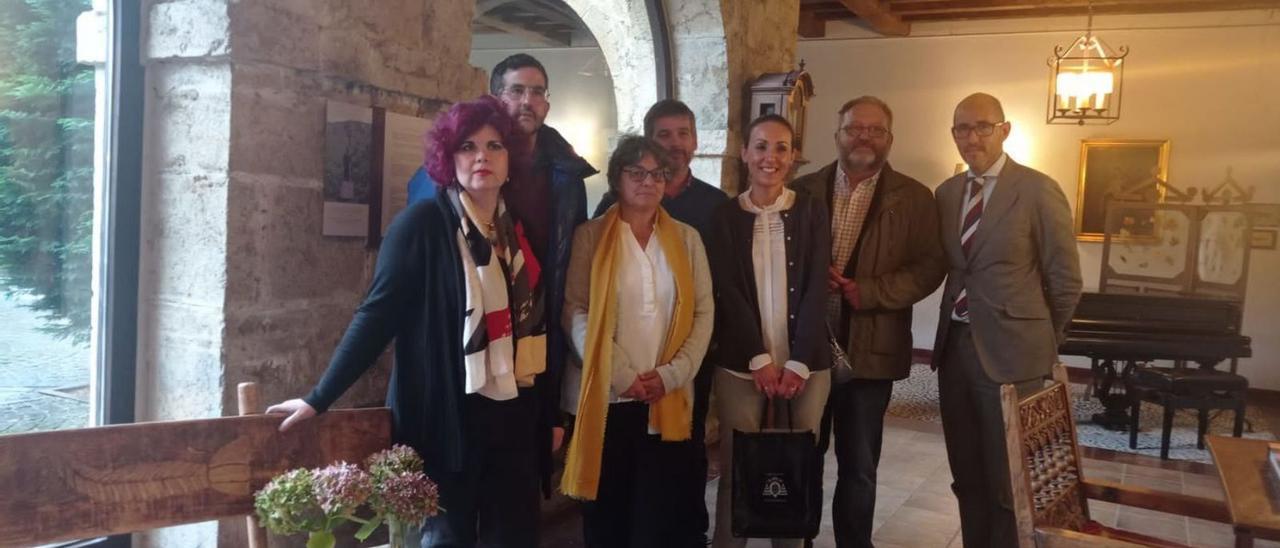 María Sanhuesa, coordinadora de las jornadas, junto a los expertos de la Universidad de Oviedo Juan Sevilla, Margarita Fernández, Daniel Herrera, María Álvarez, José Alba y José Ignacio Bosch, director del parador de Cangas. | J. Q.