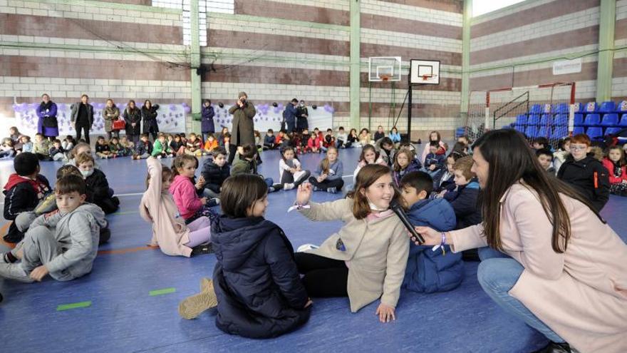 Escolares de Forcarei en el pabellón.