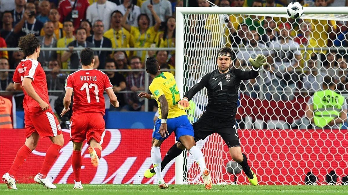 Paulinho durante la acción del primer gol de Brasil.