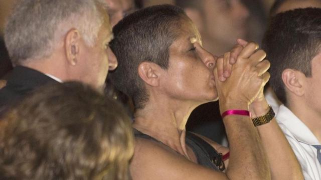 Maria Antonia Horach, la madre de Luis Salom, con la cabeza recién rapada., en el funeral de su hijo.