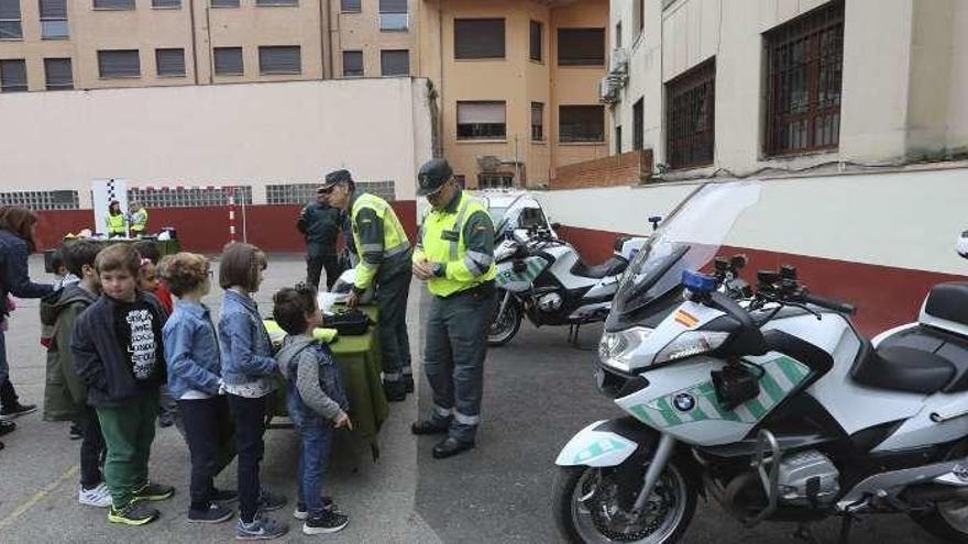 Los escolares del colegio Sabugo conocen a la Guardia Civil