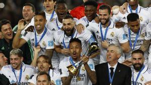 Ancelotti y los jugadores del Madrid celebran el título del Mundial de Clubs.