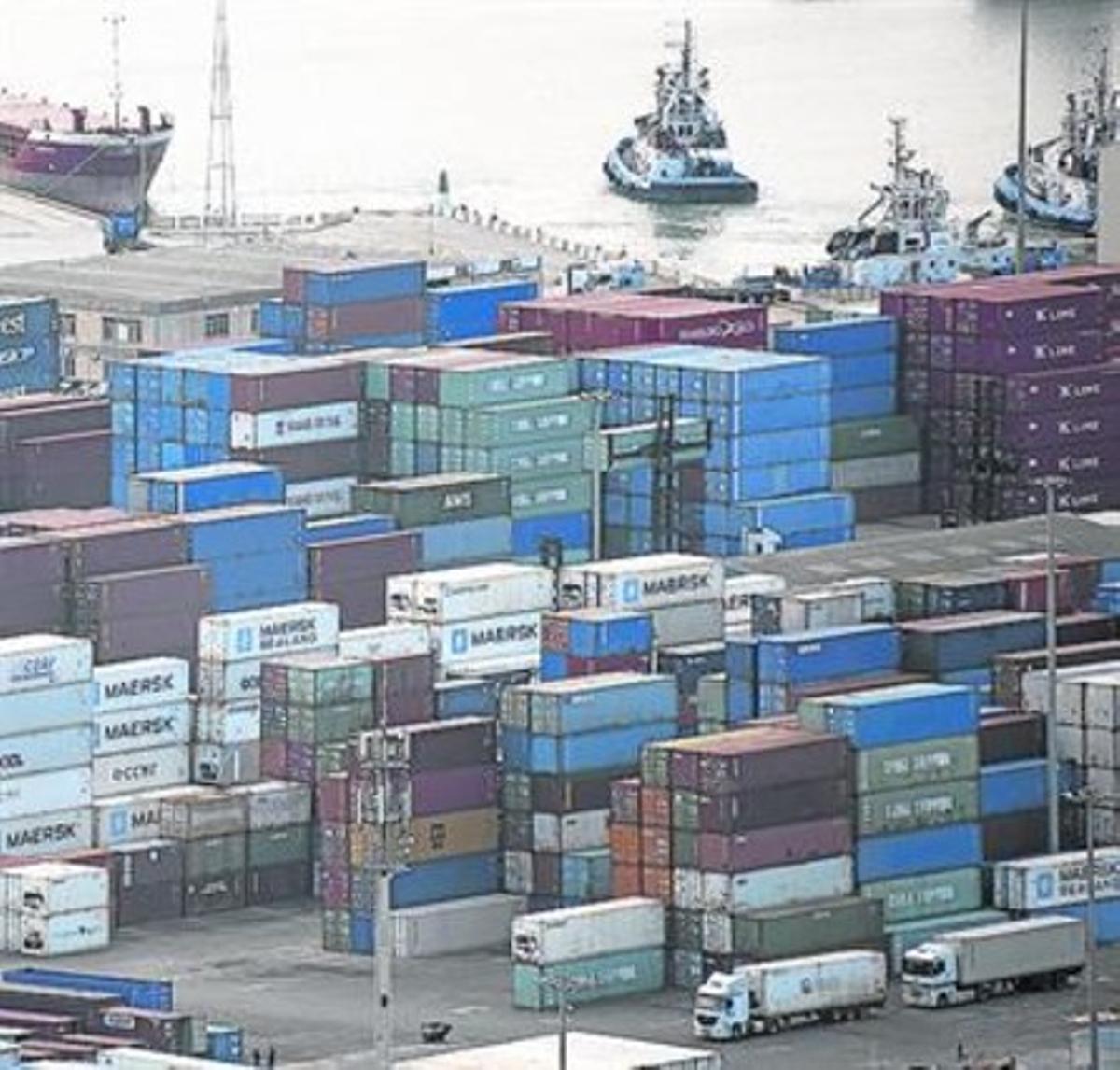 Contenidors a la zona franca del port de Barcelona. Contenidors a la zona franca del port de Barcelona.