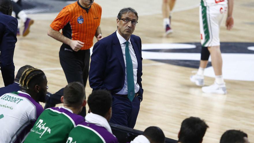 Luis Casimiro, mirando hacia su banquillo, en un partido de esta temporada.