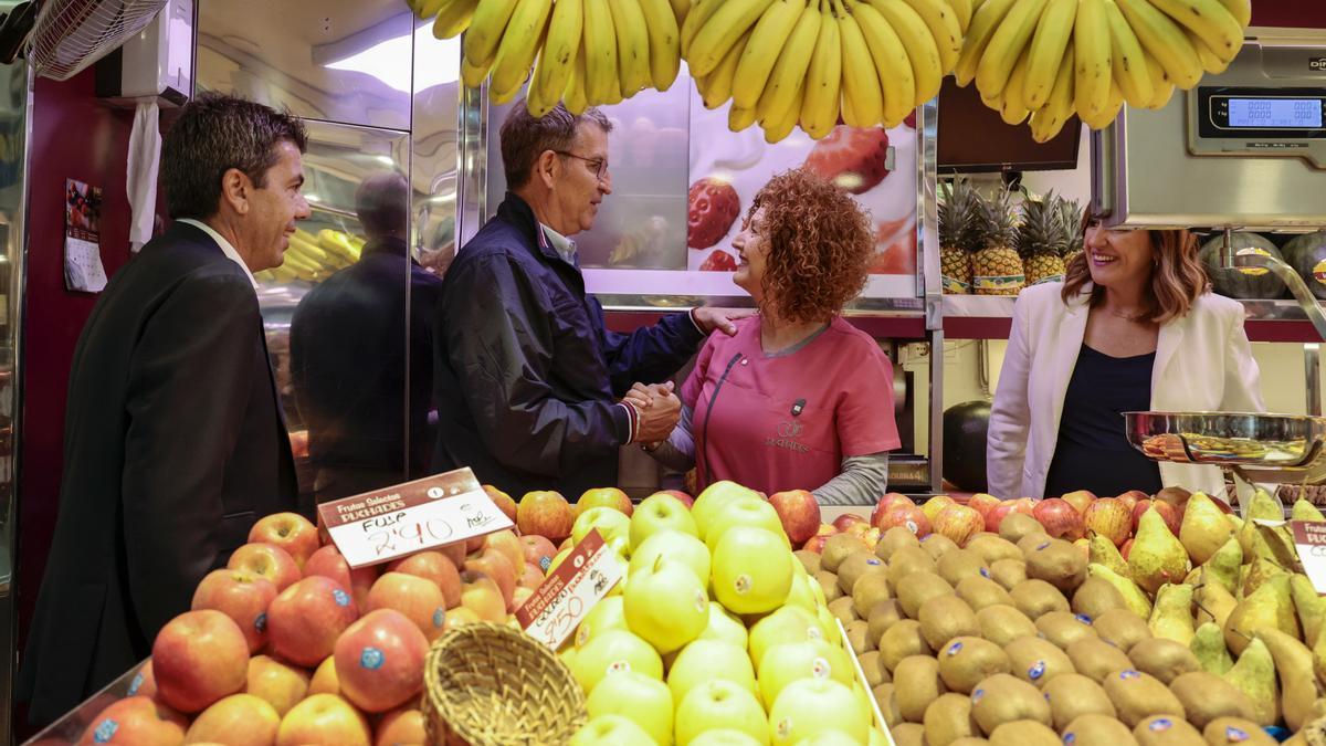 El presidente del Partido Popular, Alberto Núñez Feijóo, visita el Mercat Central de València.