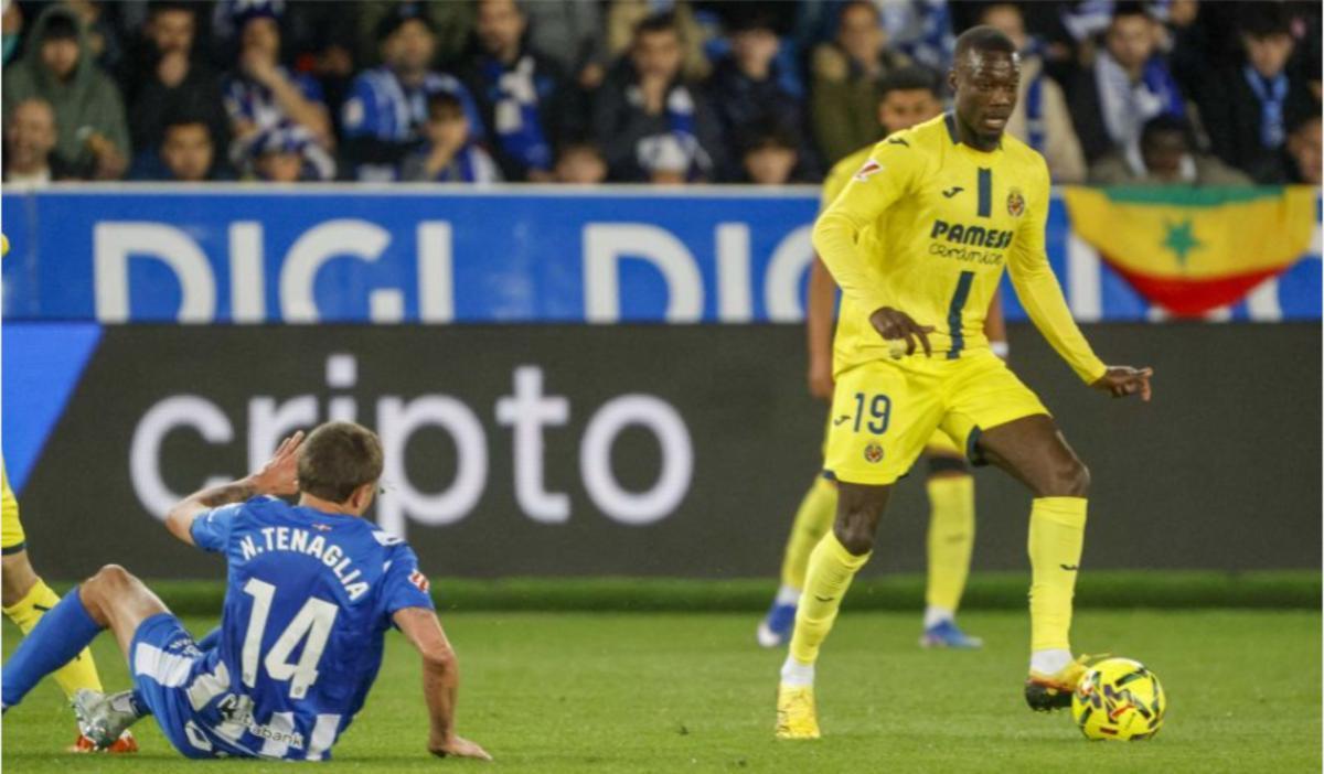 Nicolás Pépé controlando el balón ante el Alavés