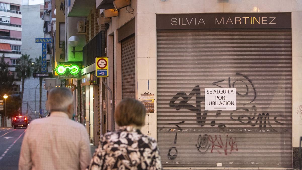 Un local, con carteles en los que se anuncia su alquiler por jubilación.