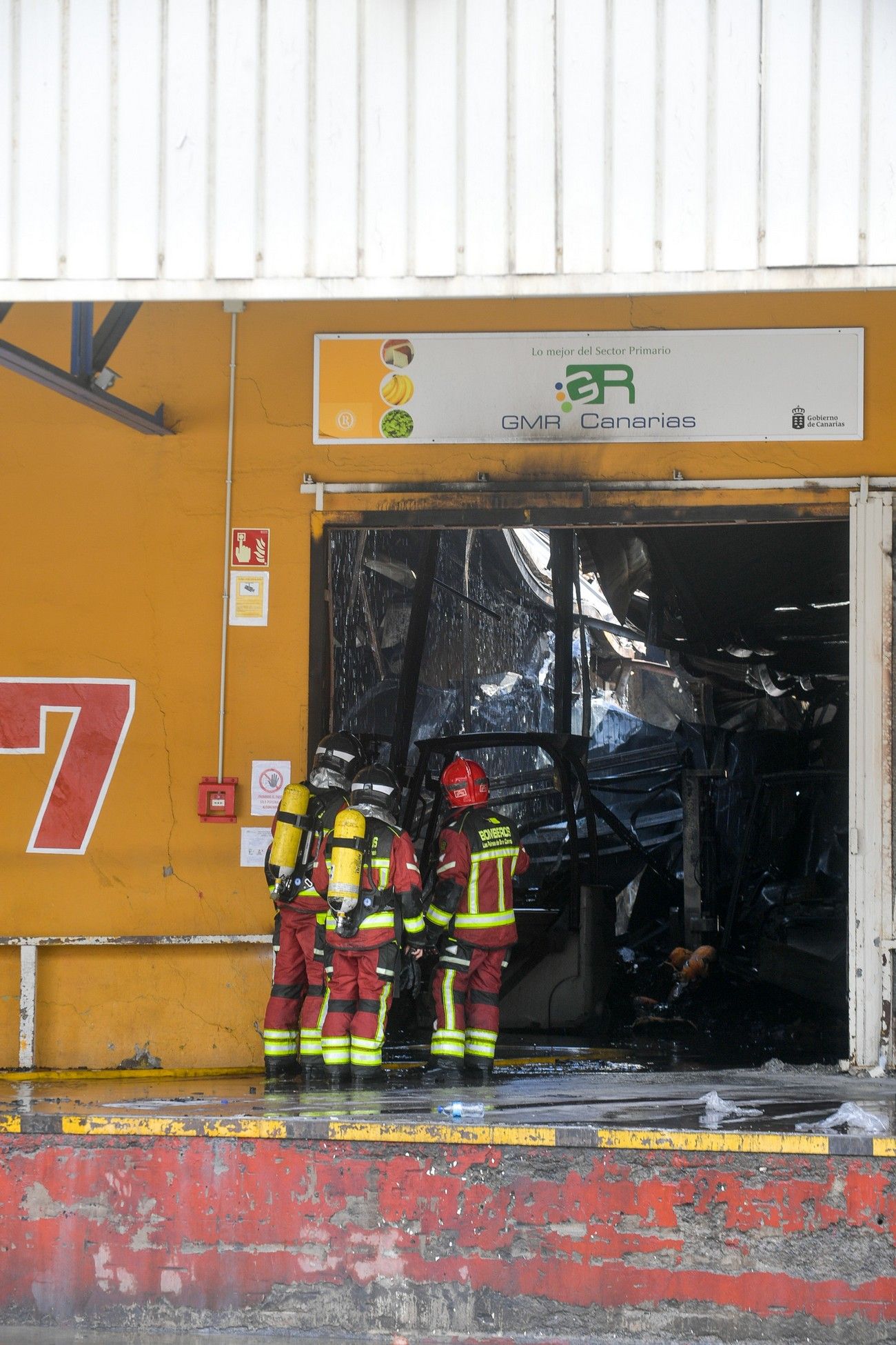 Bomberos de Las Palmas de Gran Canaria controlan el incendio de una nave multiusos en Mercalaspalmas