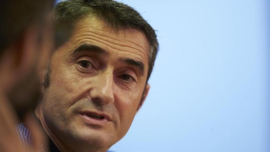 Valverde: &quot;¿El césped? Nos adaptaremos al menú, a la vajilla, a todo...&quot;