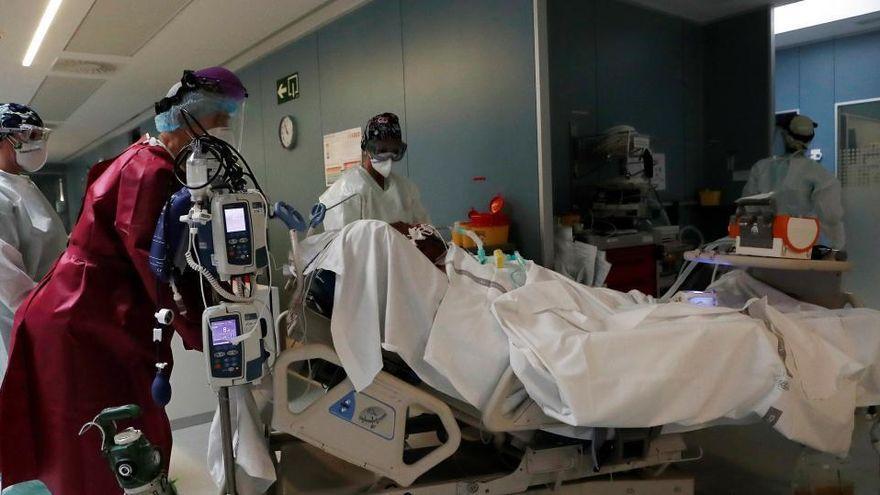 Sanitarios atienden en un hospital a un paciente covid.