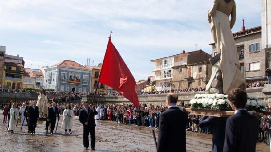 Vecinos y visitantes, durante la procesión de la Venia, celebrada el pasado Domingo de Resurreción.