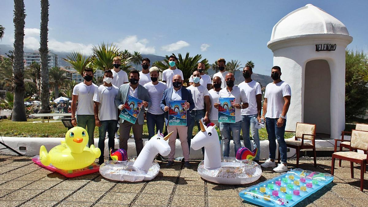 La presentación del Carnaval de Verano de 2021 se desarrolló este lunes en el Lago Martiánez, con la presencia de 12 de los 15 candidatos a rey.