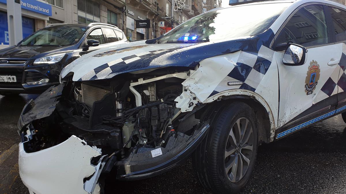 El coche de la Policía Local sufrió desperfectos menores