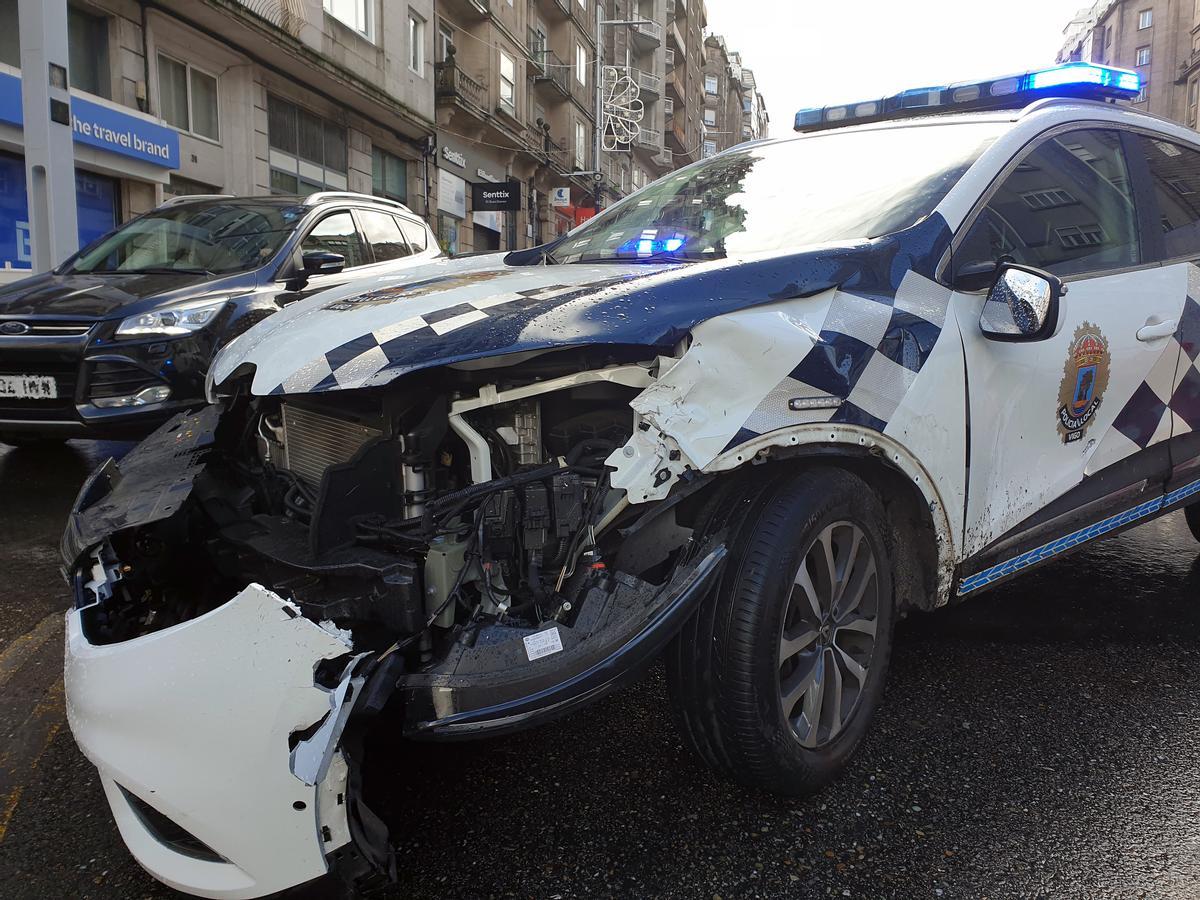 El coche de la Policía Local sufrió desperfectos menores