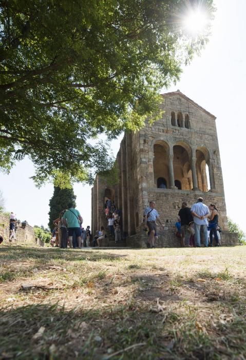 Turistas en Santa María del Naranco