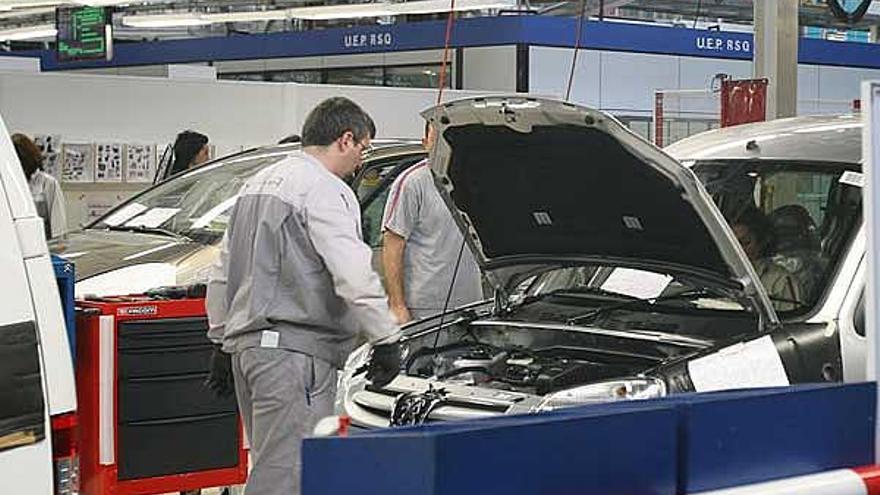 Operarios trabajando en la factoría viguesa de PSA-Citroën