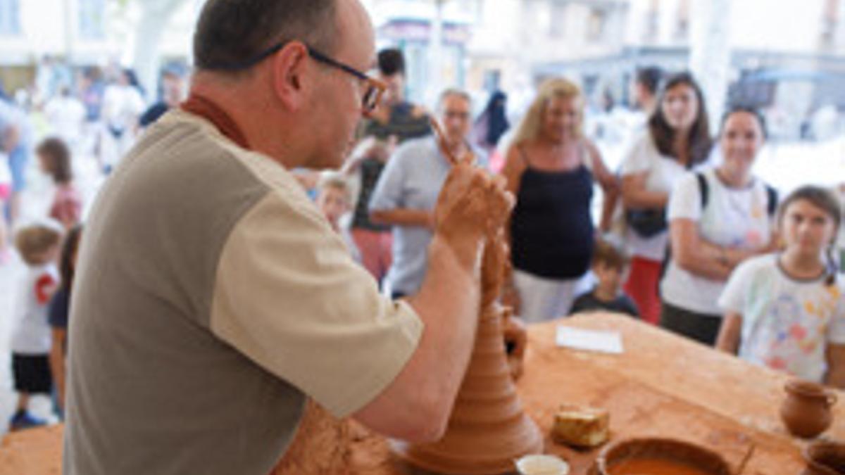 Un artesà de la ceràmica a la Fira de l'Olla de Breda