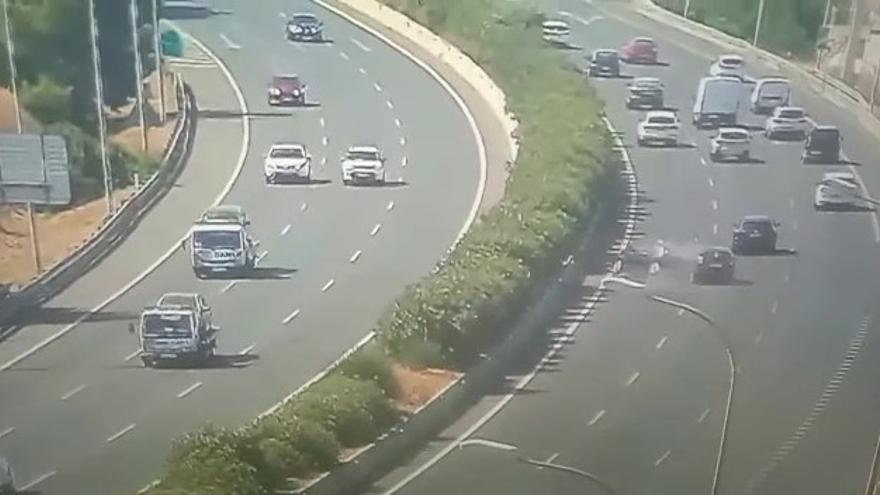 Video: Unfallflucht eines Autofahrers auf der Autobahn MA-13 auf Mallorca