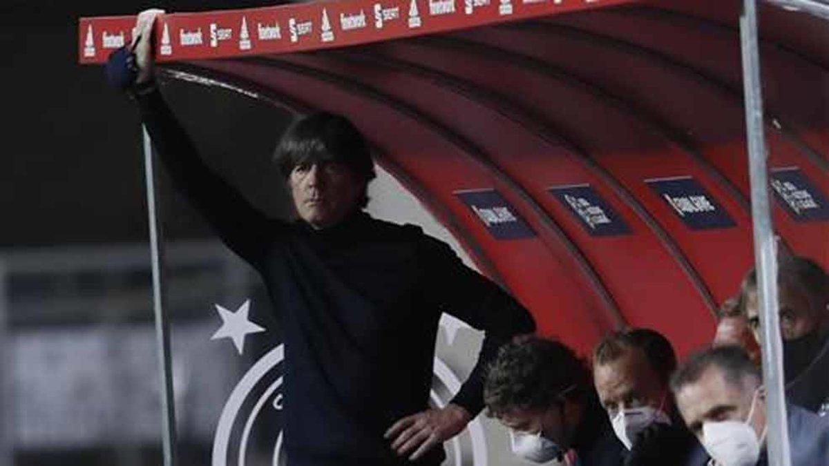 Joachim Low vivió el desastre desde el banquillo