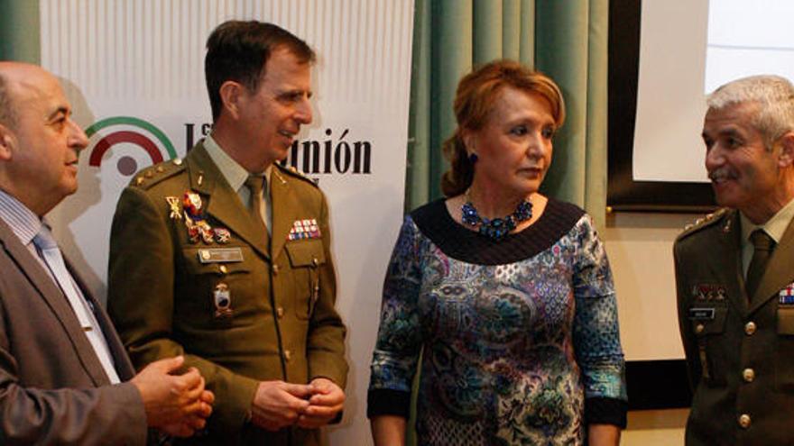 El coronel Fuente, en el centro, con Carmen Ferreras.