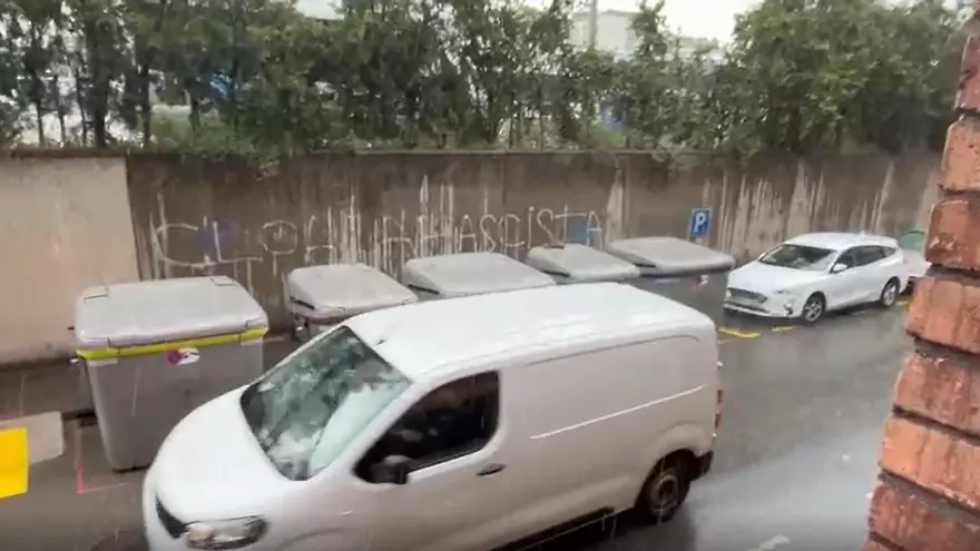 Pluja intensa per la tempesta d'aquest dilluns al carrer Sant Antoni Maria Claret de Manresa