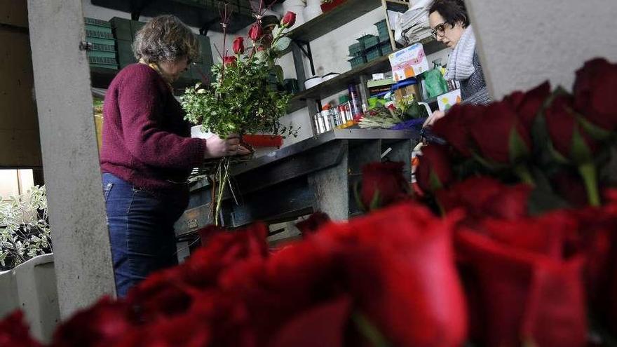 Venta de rosas en una floristería de Silleda. // Bernabé/Javier Lalín