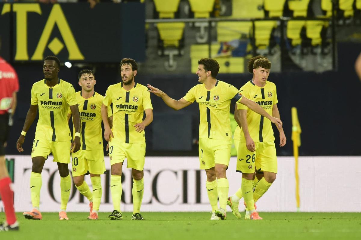 Los jugadores del Villarreal celebran el 1-0 ante el Betis.