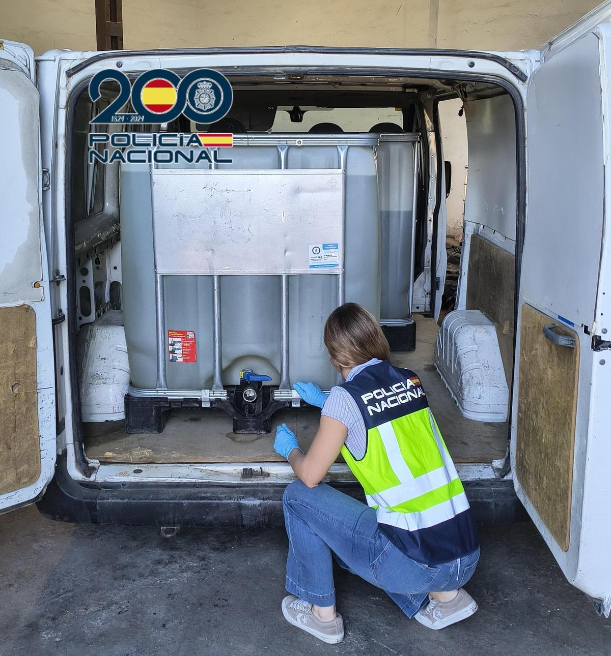 Una investigadora inspecciona uno de los tanques.