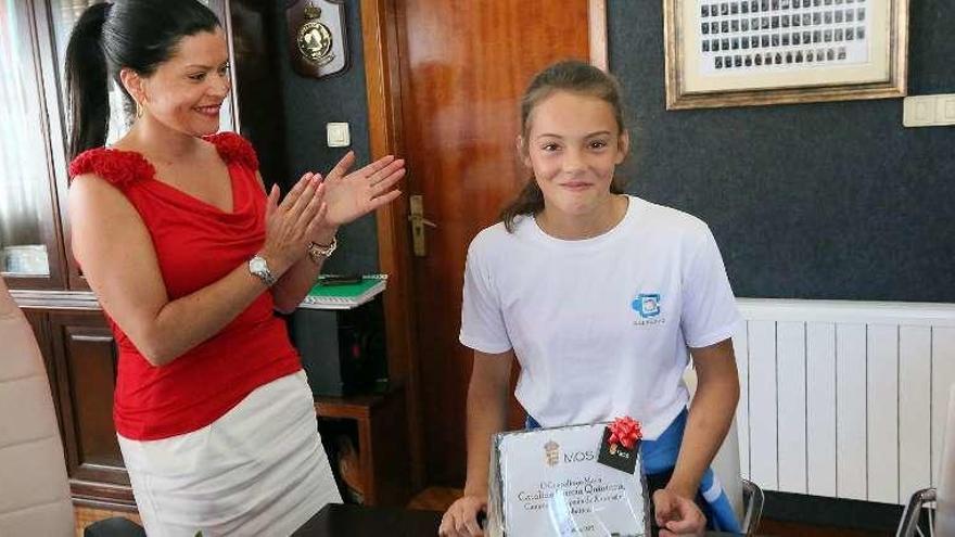 La alcaldesa aplaude a la joven gimnasta Catalina, ayer. // FdV