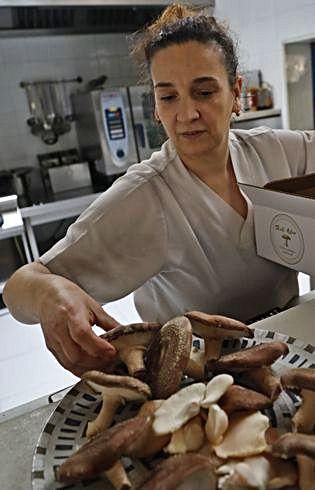 La cocinera Majo Miranda examina el género. | Luisma Murias