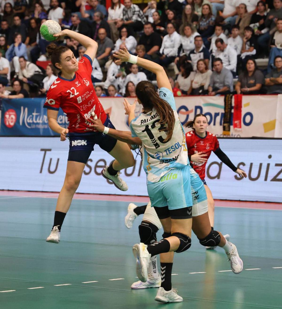 Téllez y Palomo
intentan
blocar a Buforn.