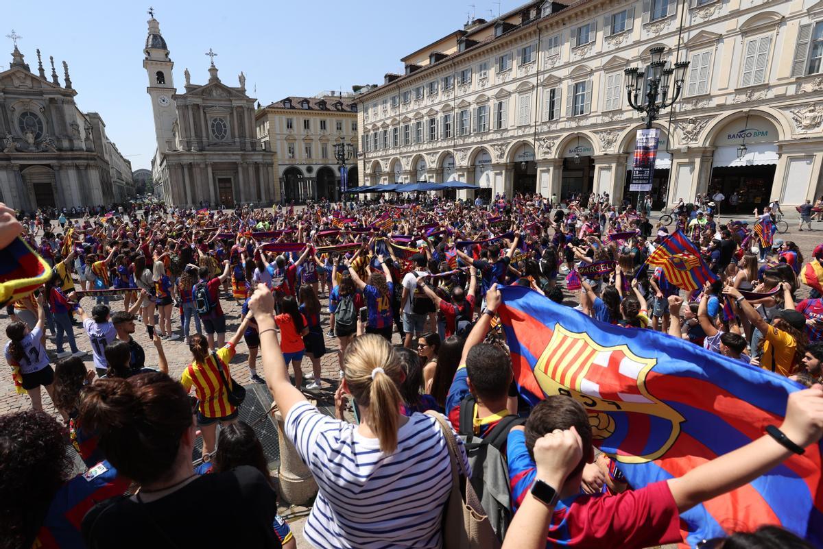 Alegría y celebración de los aficionados del Barça antes del partido.