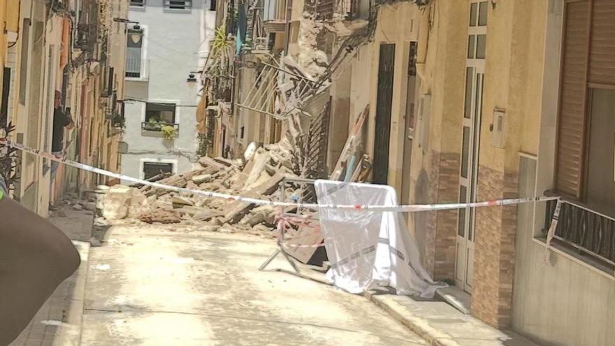 Imagen de la vivienda derrumbada en el barrio del Poble Nou de Ontinyent, donde falleció un obrero.