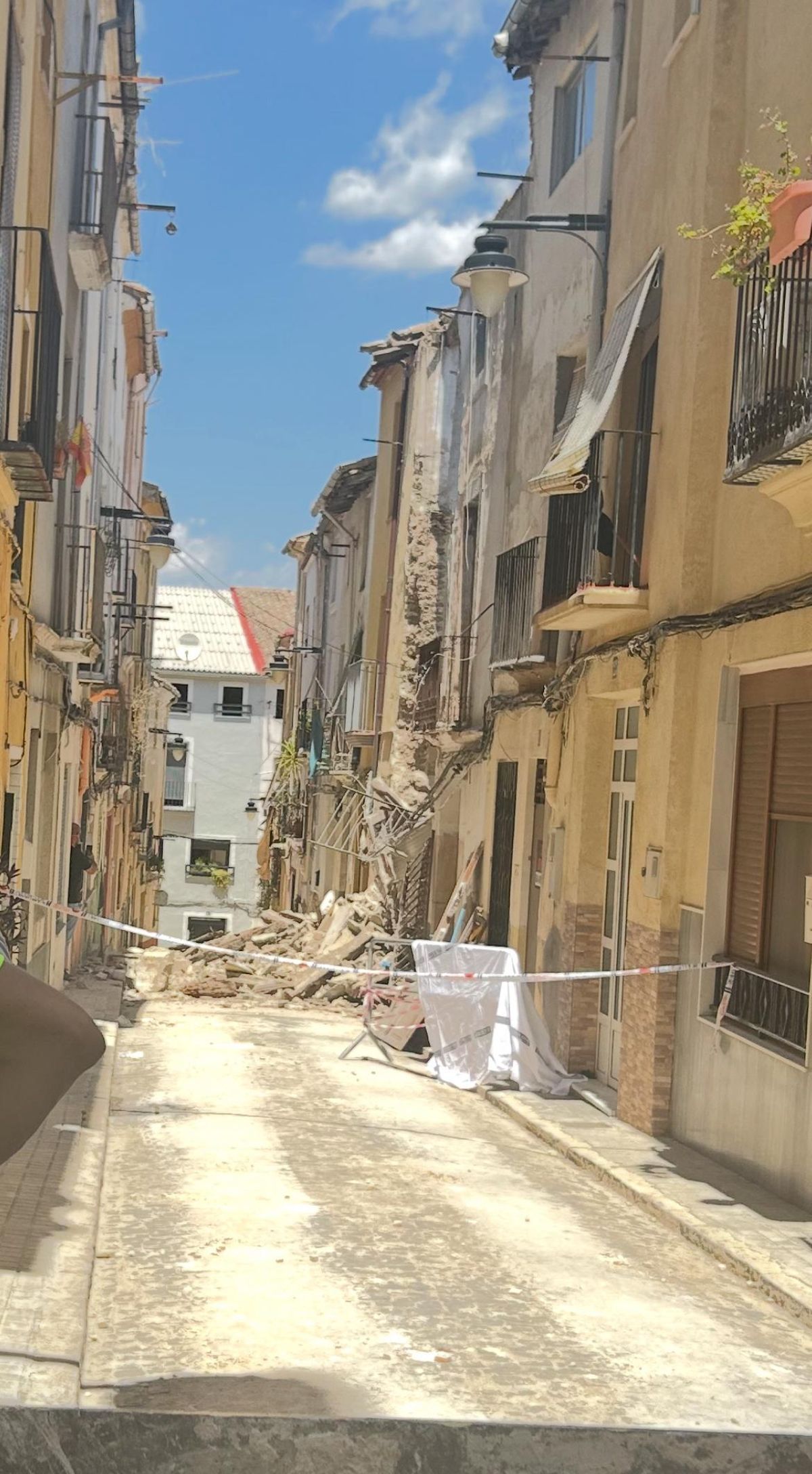 Imagen de la vivienda derrumbada en el barrio del Poble Nou de Ontinyent, donde ha fallecido un obrero.
