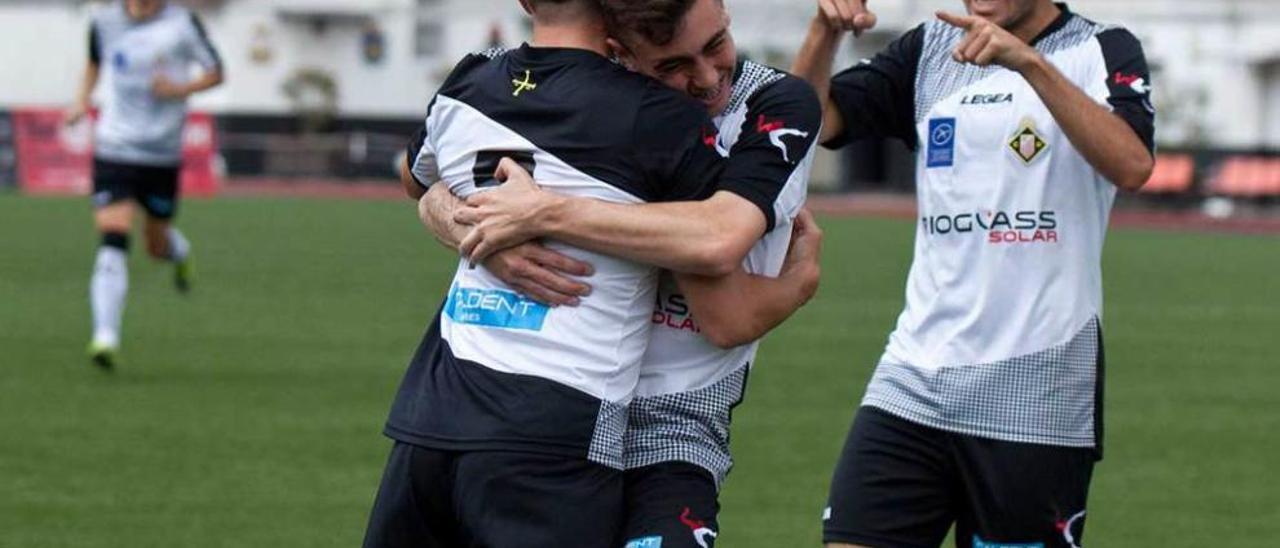 Pelayo e Iván Fernández celebran un tanto en el encuentro ante el Ceares.