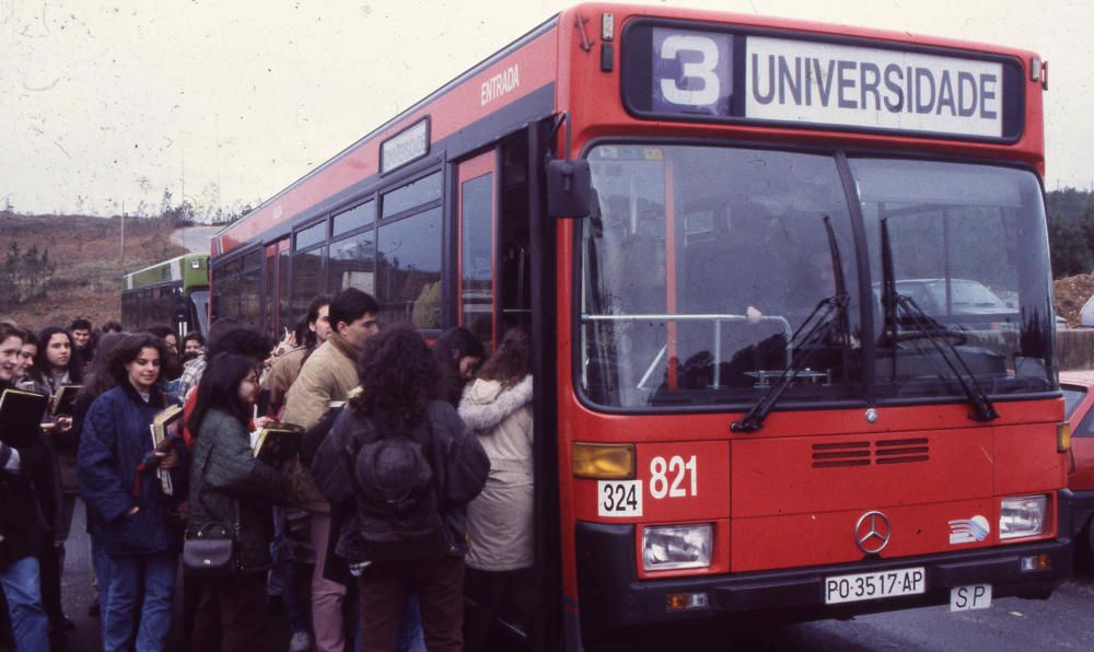 De 1986 hasta 1994 los autobuses urbanos eran de color rojo.