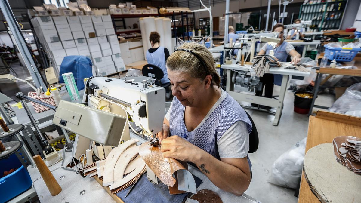 Una trabajadora de una fábrica de calzado alicantina.