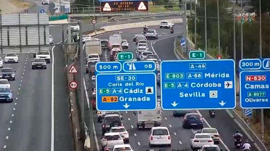 Atascos en la A-49 por un accidente entre Tomares y Camas con una mujer embarazada herida leve